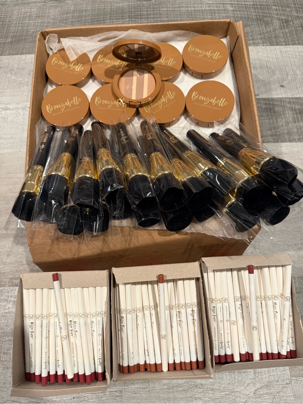 100 pcs Reseller’s Bundle - Bronzer, Brushes & 3 diff shades of lipliners.